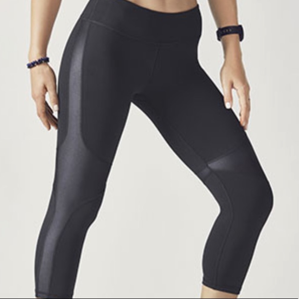 Fabletics Salar Statement PowerHold Capri Black M